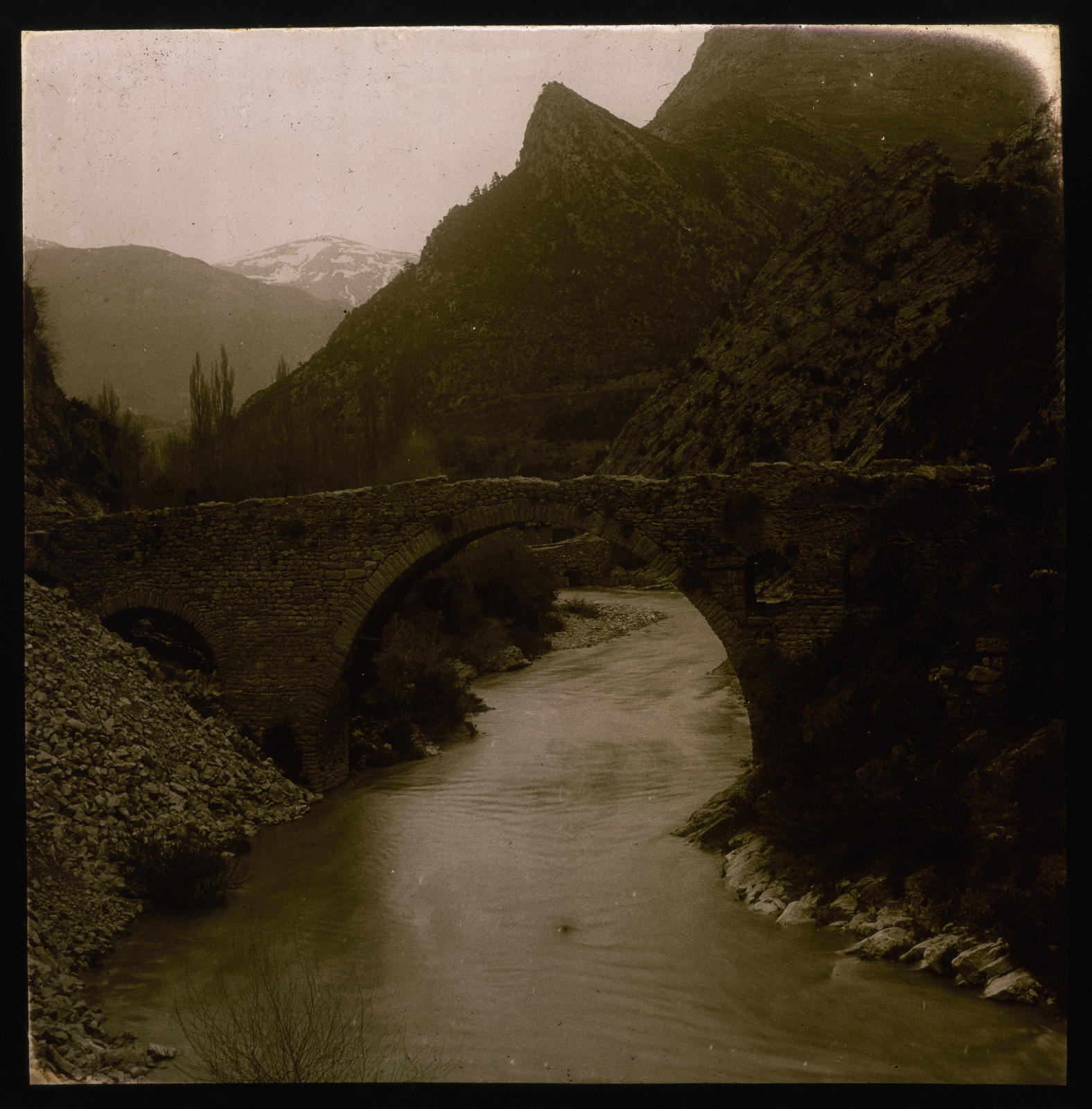 Desconegut, [River, bridge and mountains]