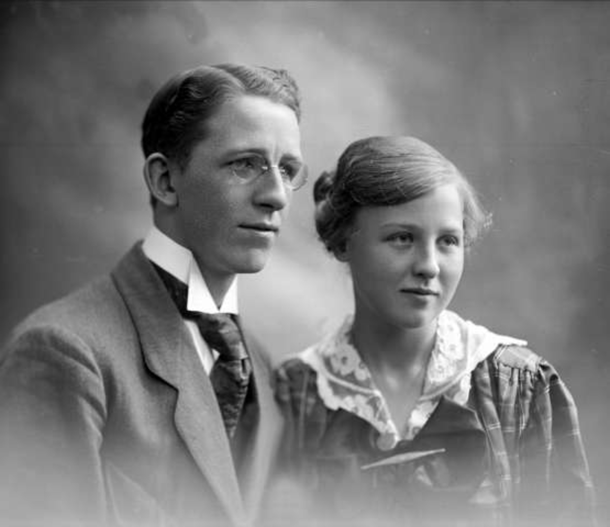 Gustav Borgen, Gruppeportrett, mann og kvinne, muligens bryllupsbilde. (Frøken Platou.)