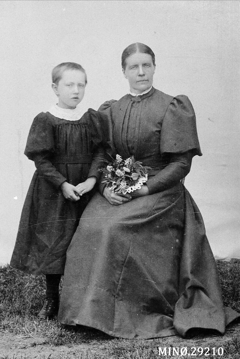 Henrik Augustinsson Stinessen, Portrett av kvinne og jente. Ragna Lieng og Kari Kvernhushaugen