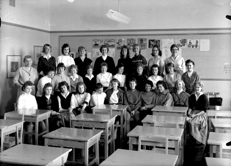Sven Lindskog, Engelbrektsskolan, klassrumsinteriör, 29 flickor med lärarinna fru Greta Sondell. Klass 8g, sal 21.
