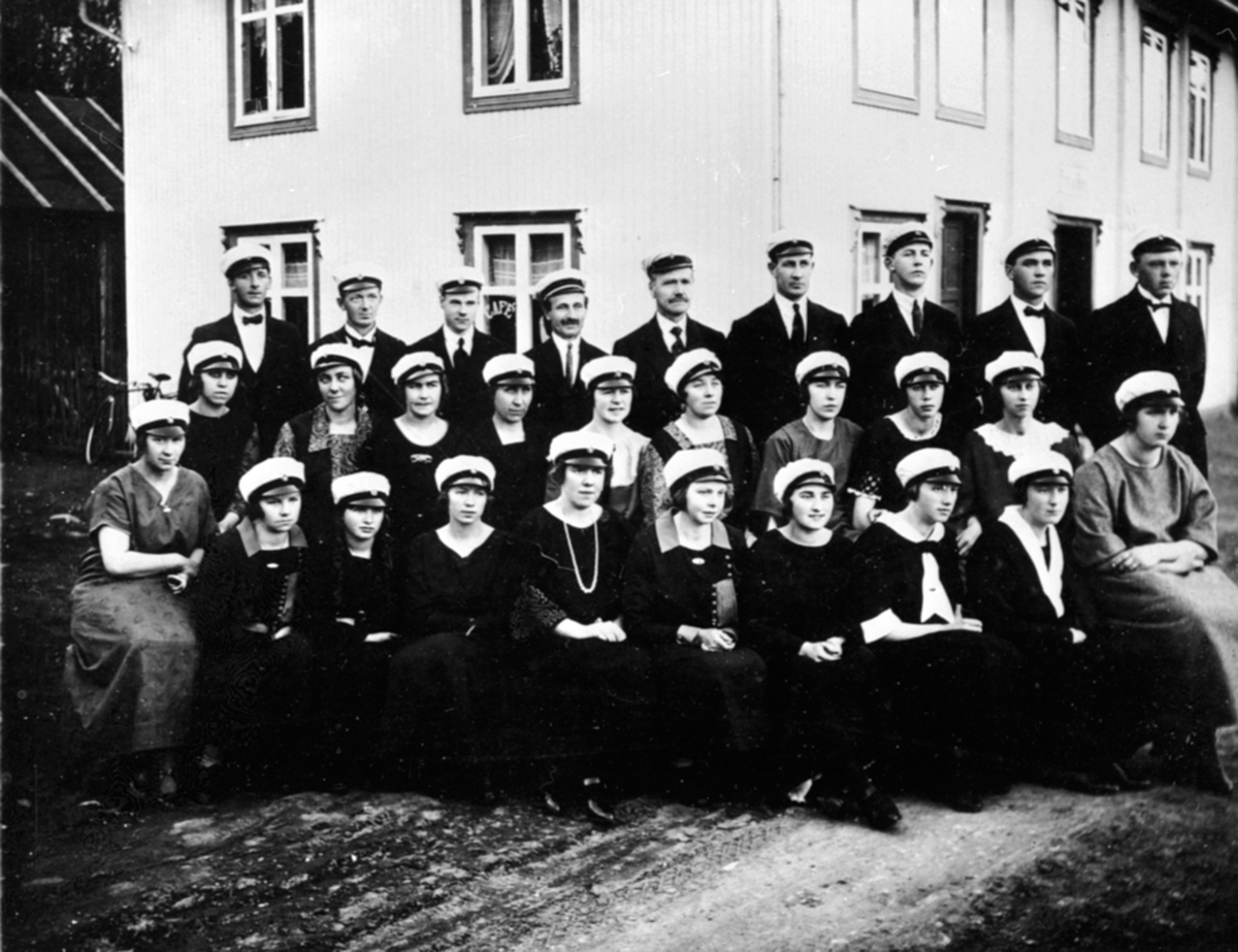 Anno Domkirkeodden, Hemmakoret utenfor Privathotellet (Ulven) i Gamlegata, Brumunddal. Brumunddalsboka fra 1986 bildenr. 361 for alle navn.