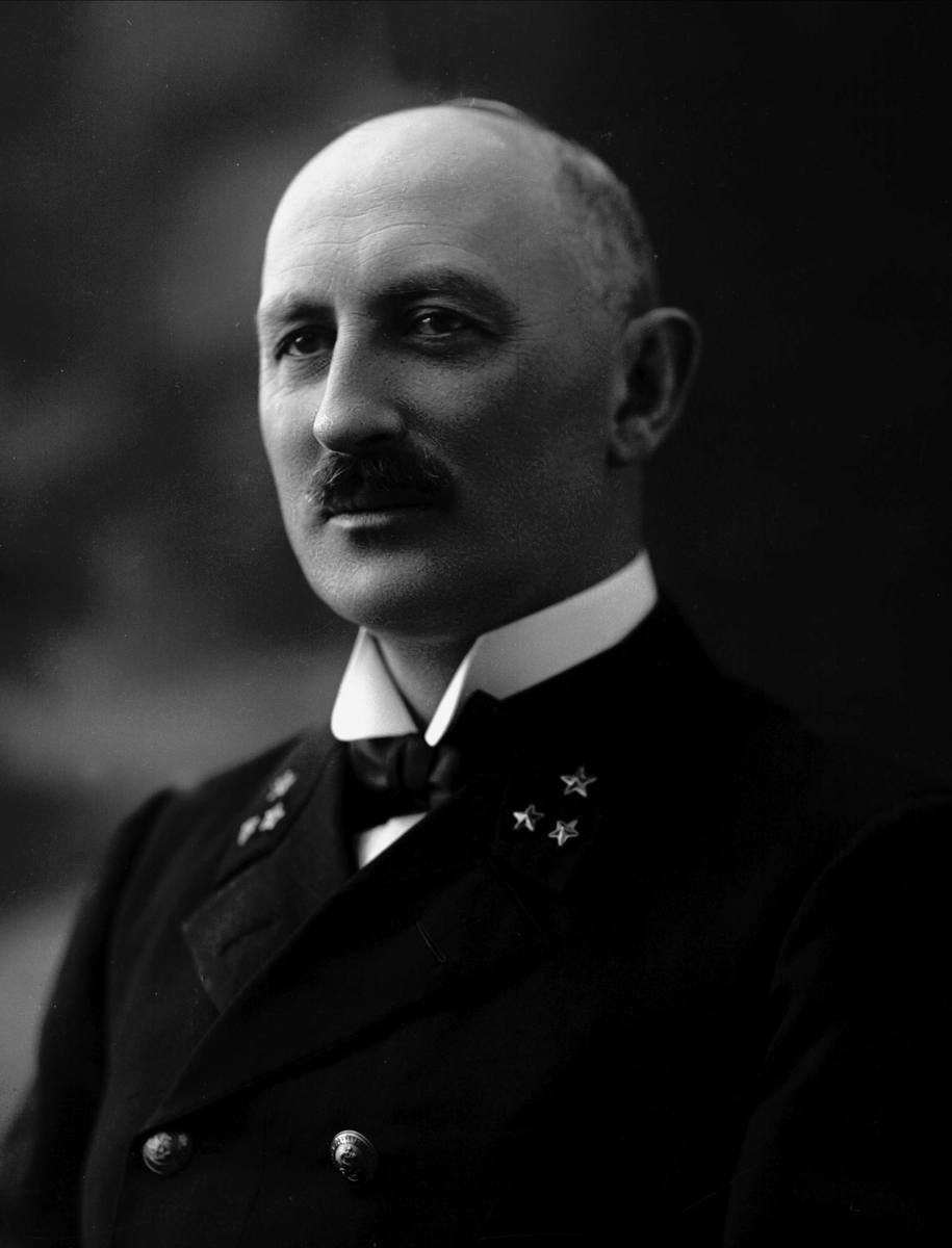 Gustav Borgen, Portrett, mann i uniform. Kaptein Peronard.