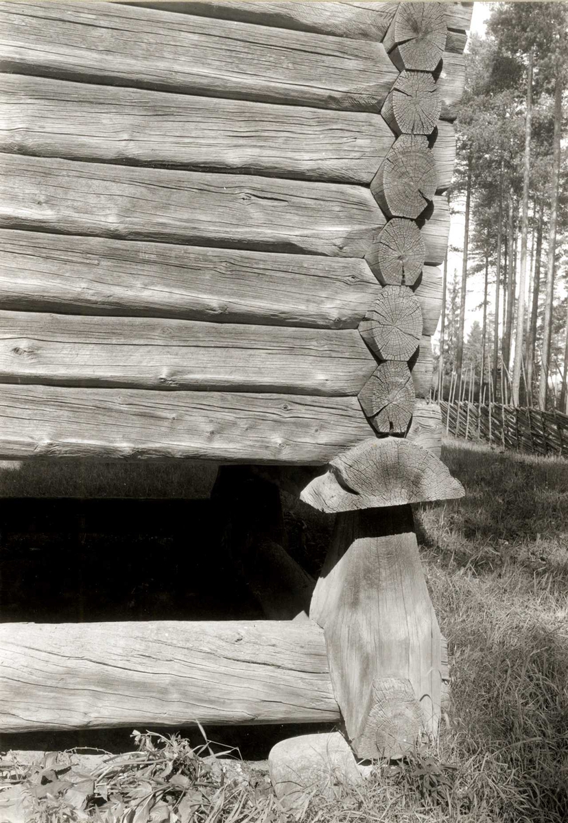 Gisle Midttun, Nedre Hanestad, Rendalen, Nord-Østerdal, Hedmark. Del av hjørnet på stabbur. Nå på Glomdalsmuseet.