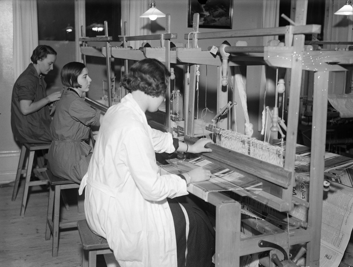 Paul Sandberg, Pupils at the looms at the Etisk-Pedagogical Institute, Garden Street 12