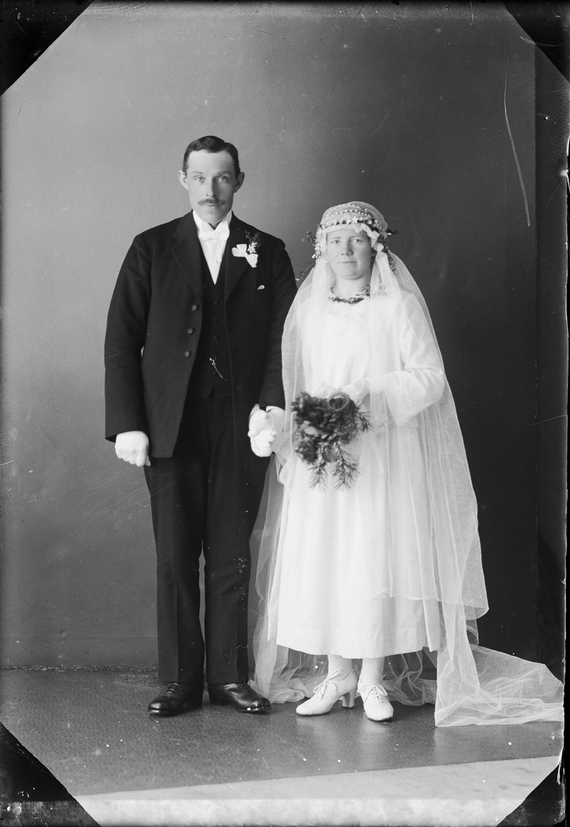 Skötsner-Edhlund, Brudparet Wahlgren från Hargshamn, Harg socken, Uppland 1923