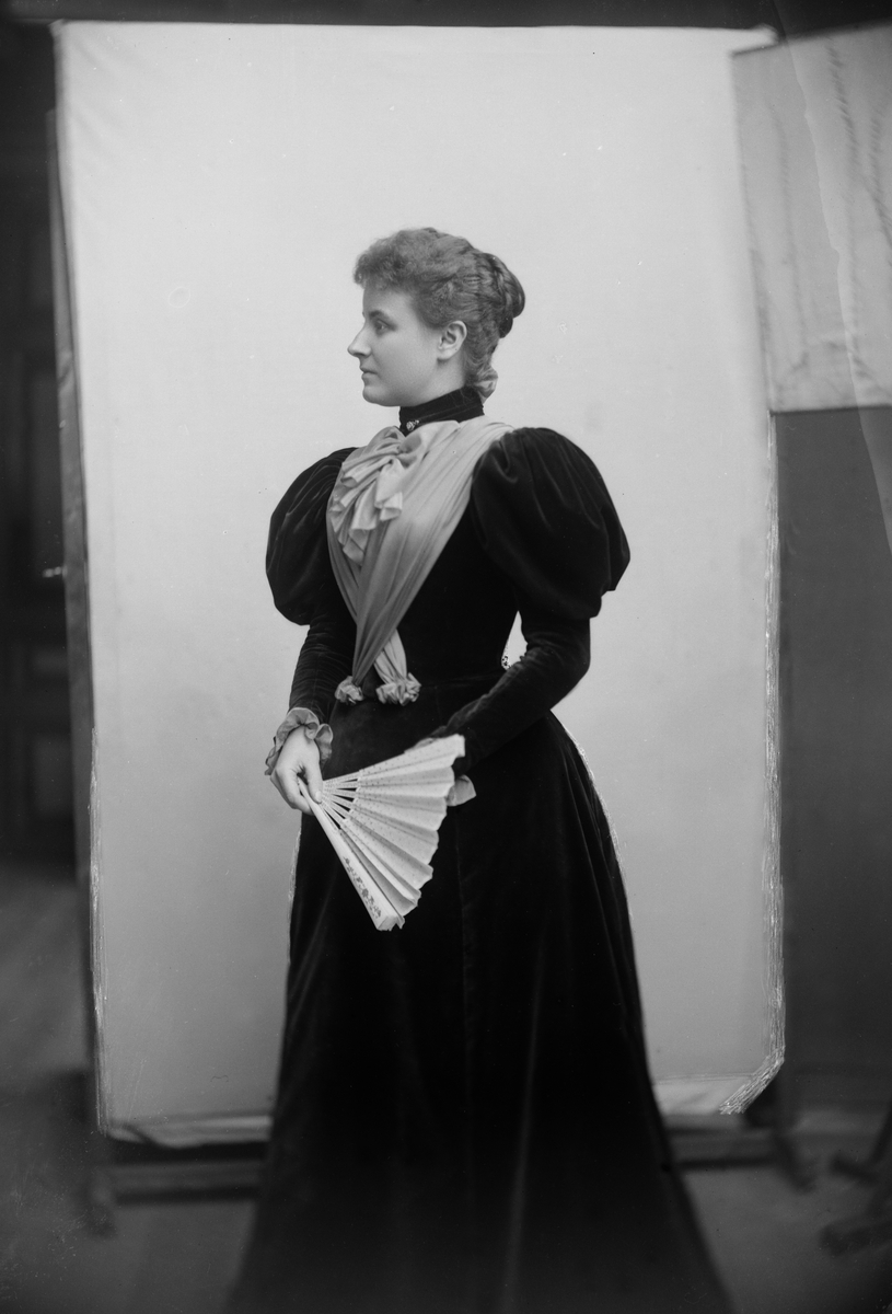 Maria Tesch, Lotten Palmqvist fd Fornell Foto: Maria Tesch. Fotograferad i Maria Teschs ateljé som fanns i Linköping åren 1873 - 1936. Digitaliserad efter original glasnegativ som förvaras på Stiftsbiblioteket /Linköpings stadsbibliotek.