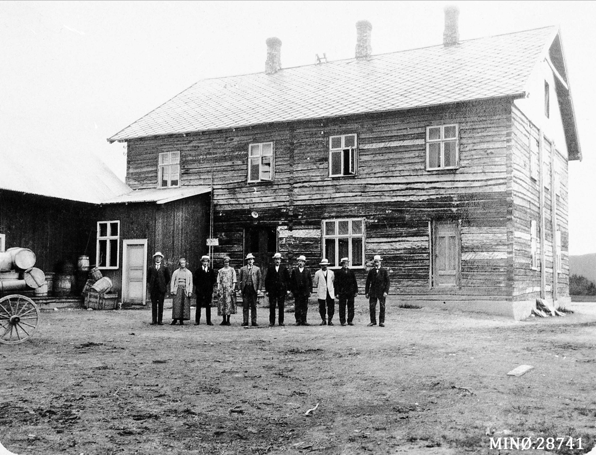 Peder J. Bredalslien, Personer opsptilt foran stor bygning (meieri?)