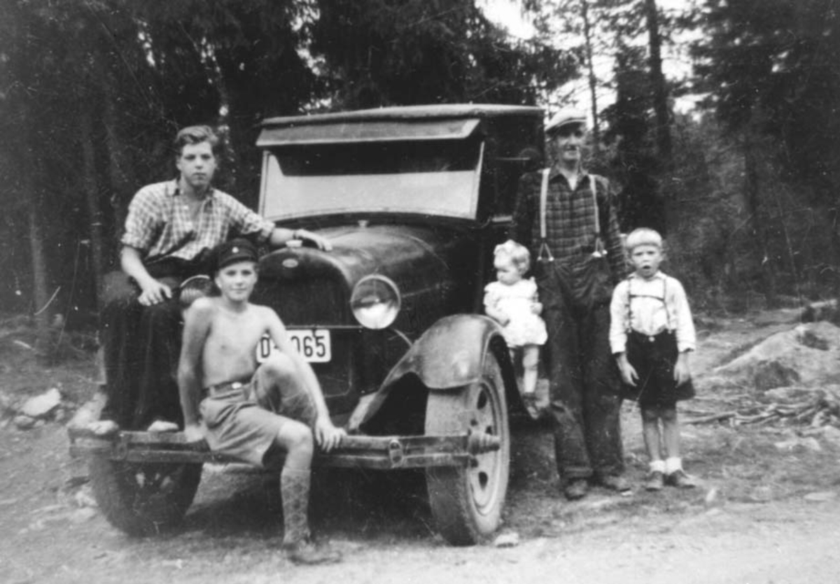 Anno Domkirkeodden, GRUPPE: 5 PÅ TUR MED A FORD 29 MODELL, FRA VENSTRE: ERLING DYRESEN, TORBJØRN DYRESEN, MARIT ÅSEN, EINAR DYRESEN, ODDMUND DYRESEN, VED JUTSETRA