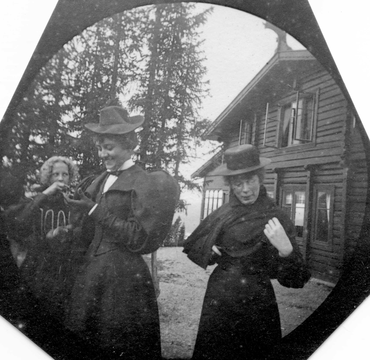 Fredrik Carl Mülertz Størmer, To kvinner og en ung pike foran tømmerhus i skogen, Golå, Sør-Fron, Oppland.