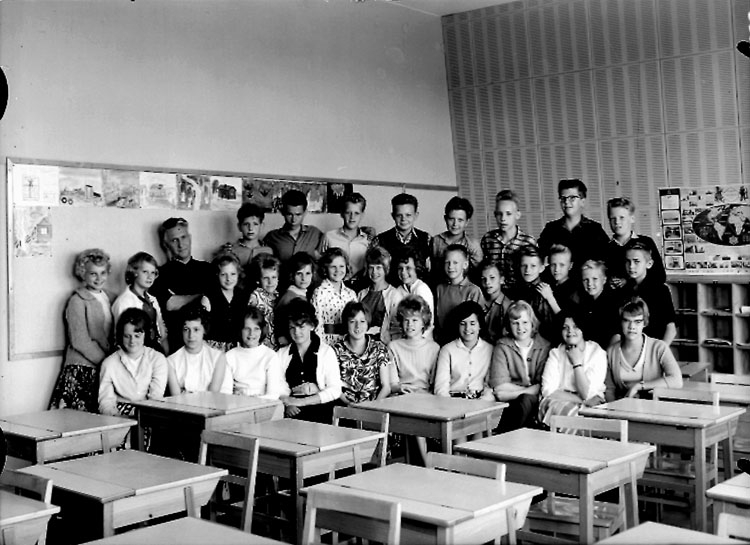 Sven Lindskog, Klassrumsinteriör, 32 skolbarn med lärare.