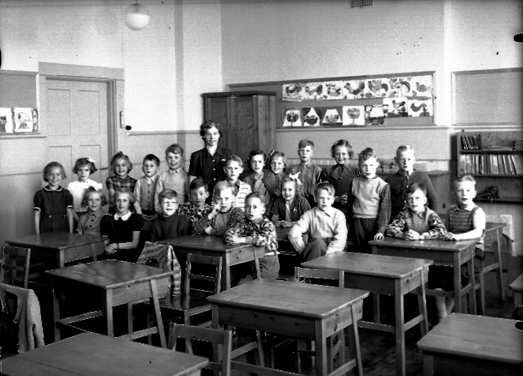 Sven Lindskog, Almby Södra skola, klassrumsinteriör, 22 skolbarn med lärare fru Ingborg Tedner. Klass 2ar, sal 4.