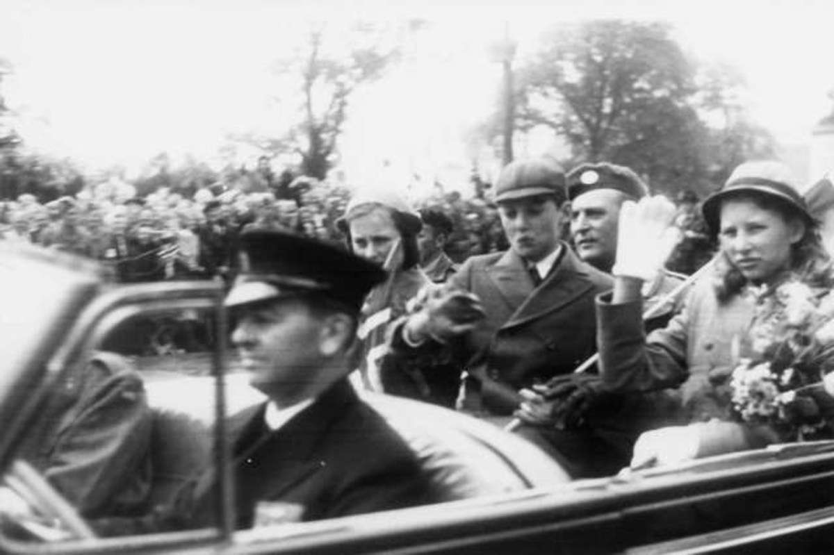 Anders Beer Wilse, Fra Oslo 7. juni 1945. Kongen kommer tilbake.Her kommer bilen, A2, med Kronprins Olav, prinsen og prinsessene.