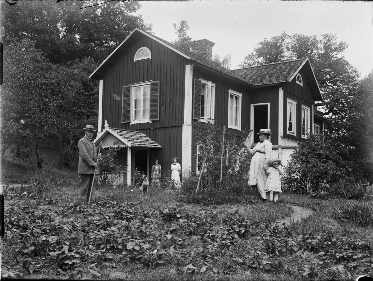Okänd,, Man, kvinnor och barn i trädgården