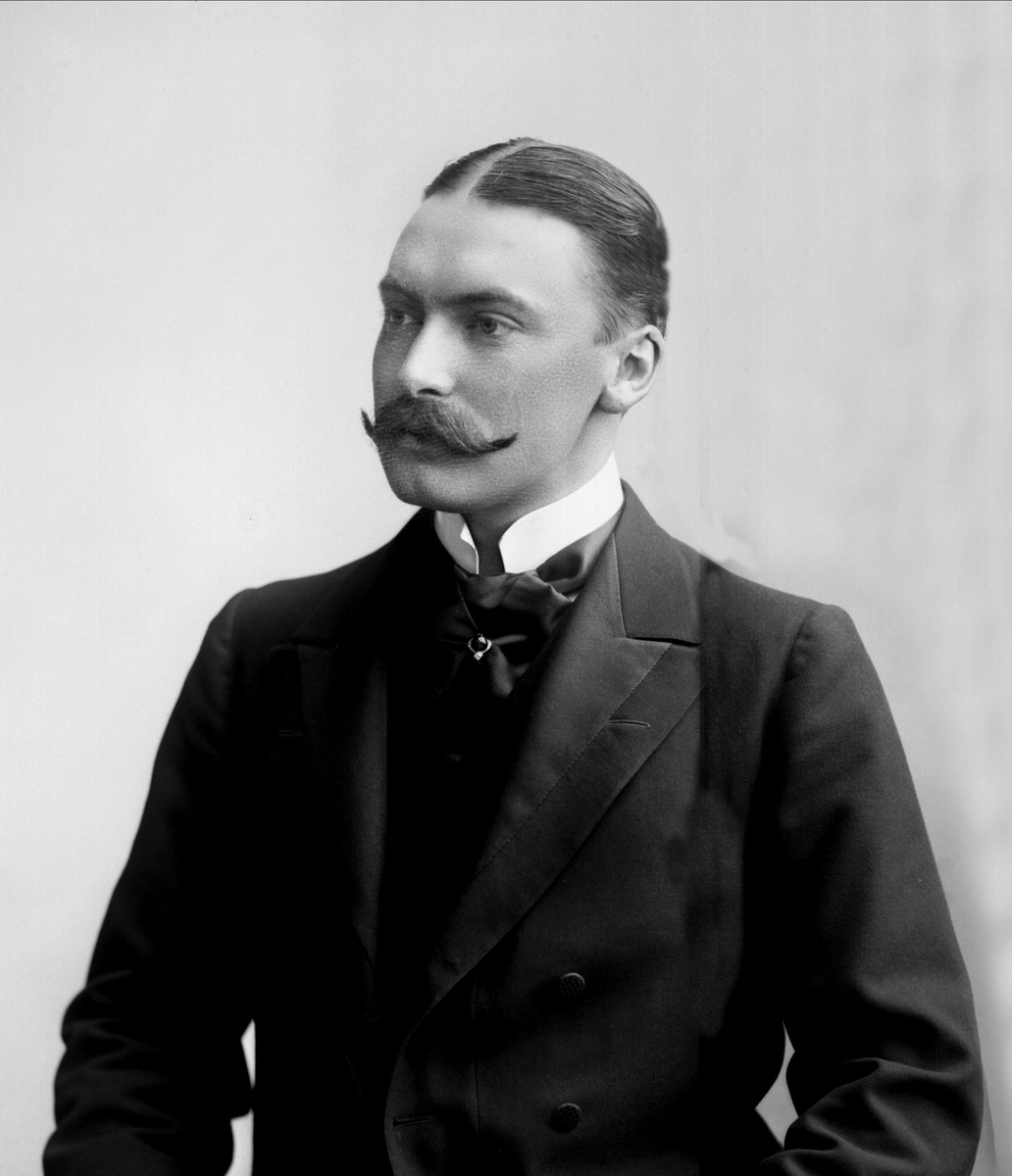Gustav Borgen, Portrett, mann i dress. Oscar Dickson.
