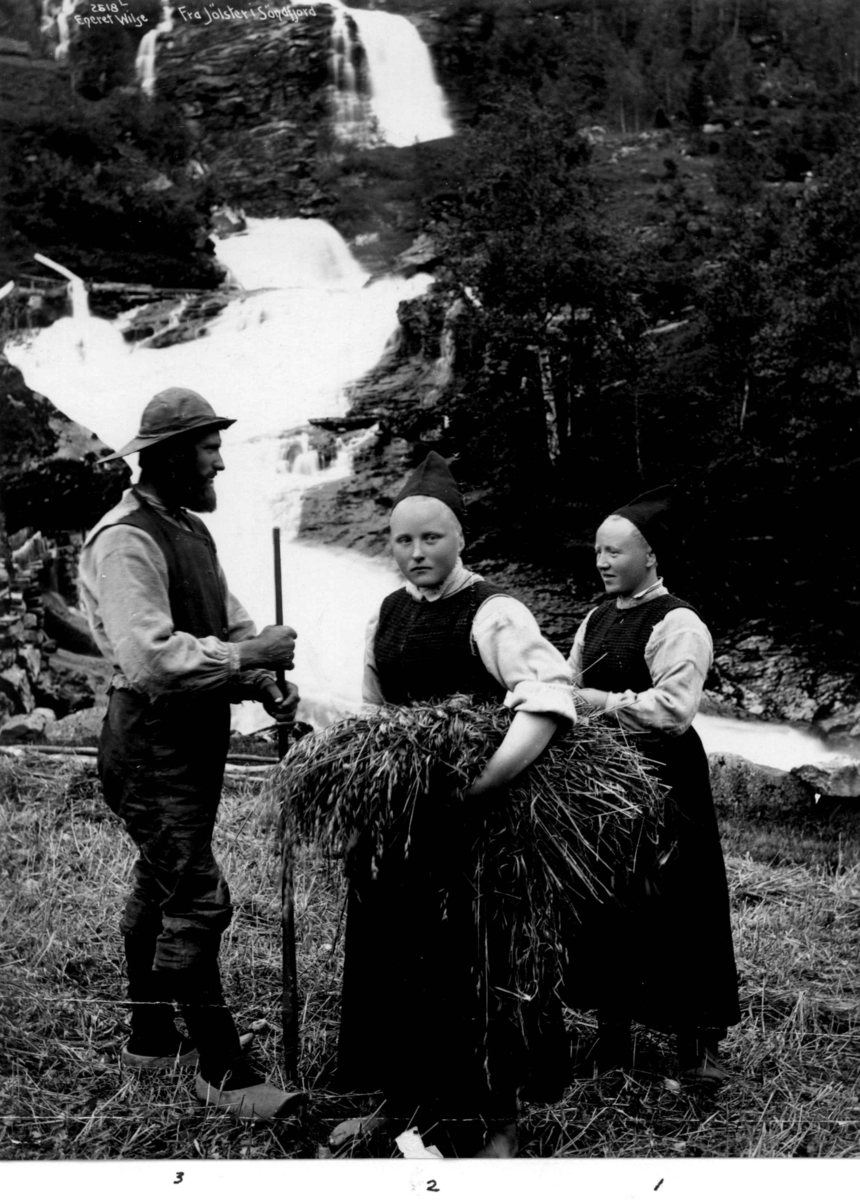 Axel Lindahl, Kvinne- og mannsdrakt, Sogn og Fjordane.