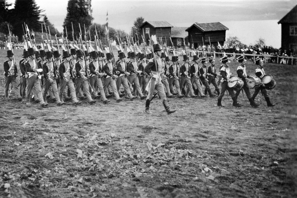 Anno Domkirkeodden, MILITÆROPPVISNING PÅ HEDMARKSMUSEET OG DOMKIRKEODDEN, SOLDATER I GAMLE UNIFORMER MARSJERER. 1929.