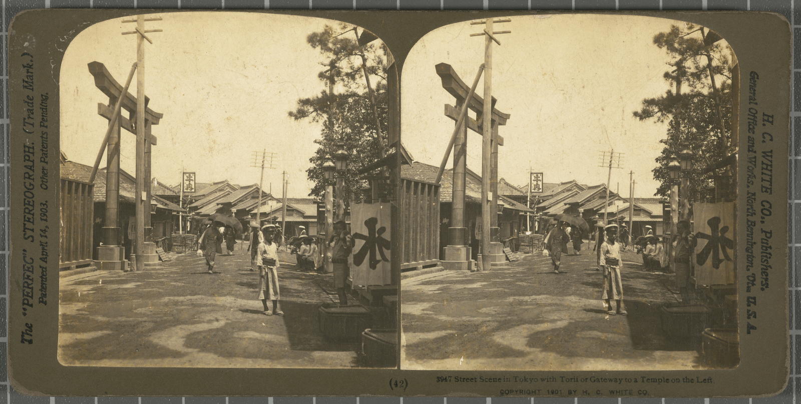 Desconegut, Street Scene in Tokyo with Toril or Gateway to a Temple on the Left. Justificació del títol, títol inscrit White, H.C. & Co., The "Perfec" Stereograph