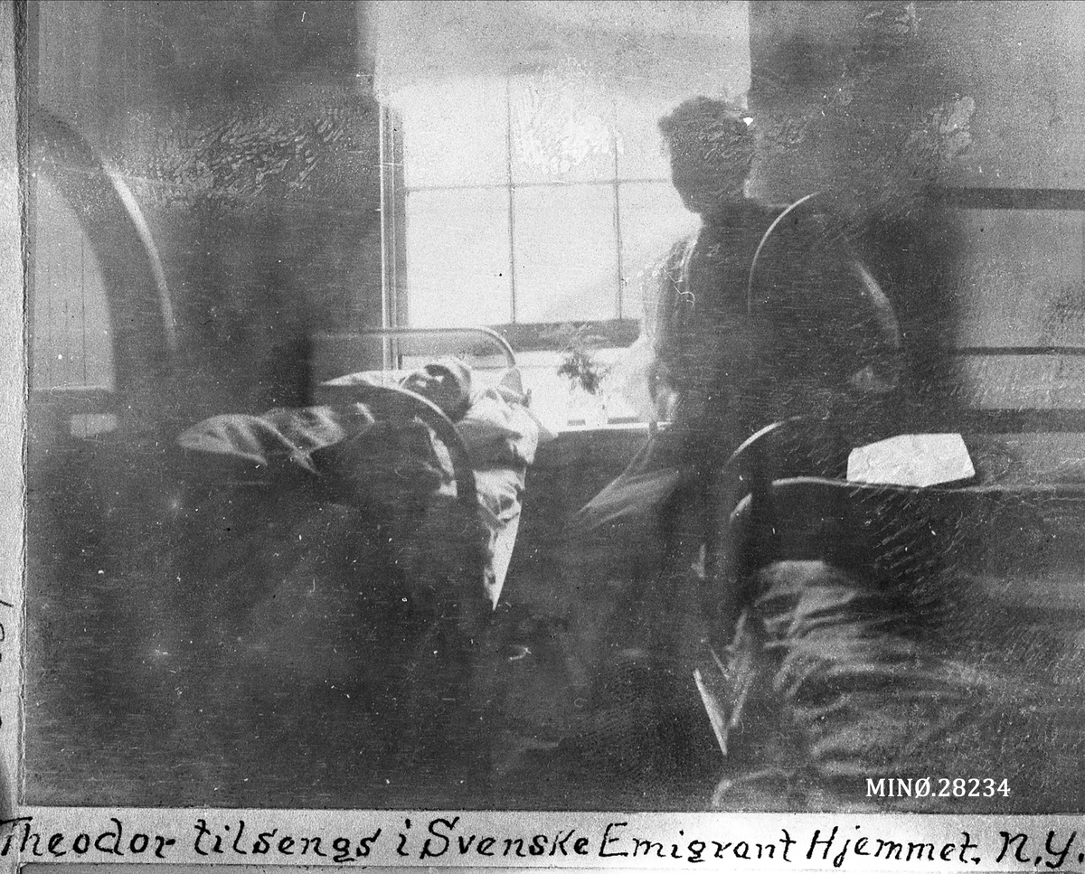 Rugsveen, Johan, Undseth, Mann i seng. " Theodor Rugsveen tilsengs i Svenske Emigrant Hjemmet New York"