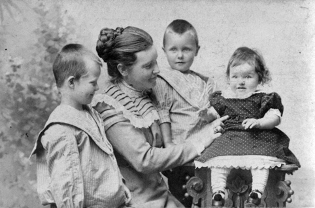 Anno Domkirkeodden, DR. FRU WAALER MED TRE BARN. FRA VENSTRE GEORG 6 ÅR, FRU WAALER, ROLF 3 ÅR OG ANNE MARGRETHE SNART 10 ÅR. FOTO 15 JUNI 1904 ??