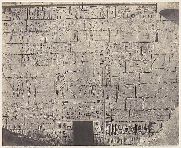 Félix Teynard, Médînet-Abou (Thèbes), Constructions Postérieures - Fragment de Sculptures Sur la Face Nord-Est