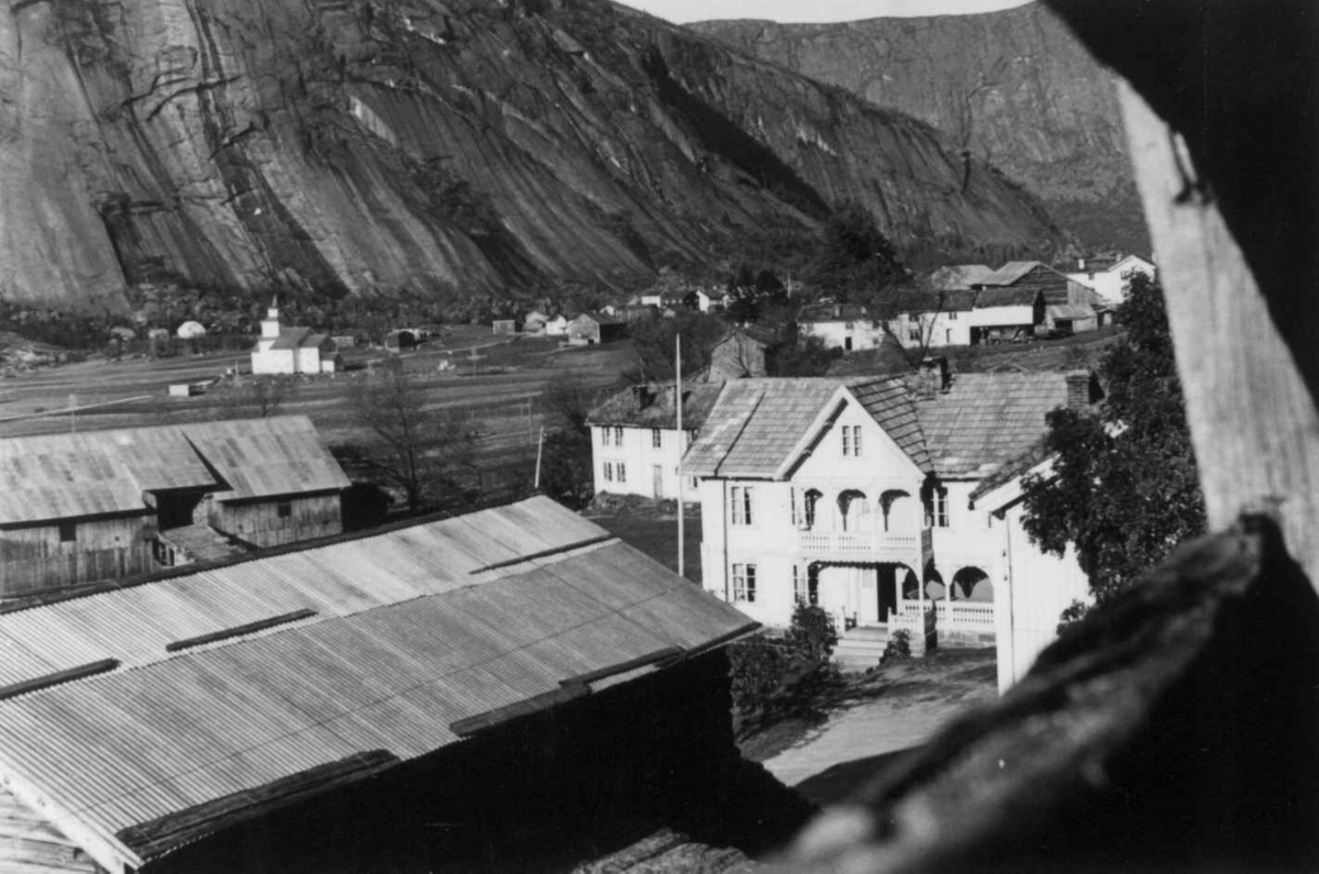 Anna Grostøl, Valle med bebyggelse. Fra bur-svala, Viki 1938.
