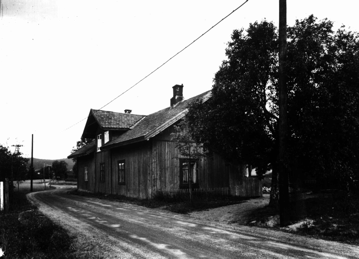 Anders Beer Wilse, Nedre Høybråten gård, Oslo, Østre Aker. Våningshuset og vei.