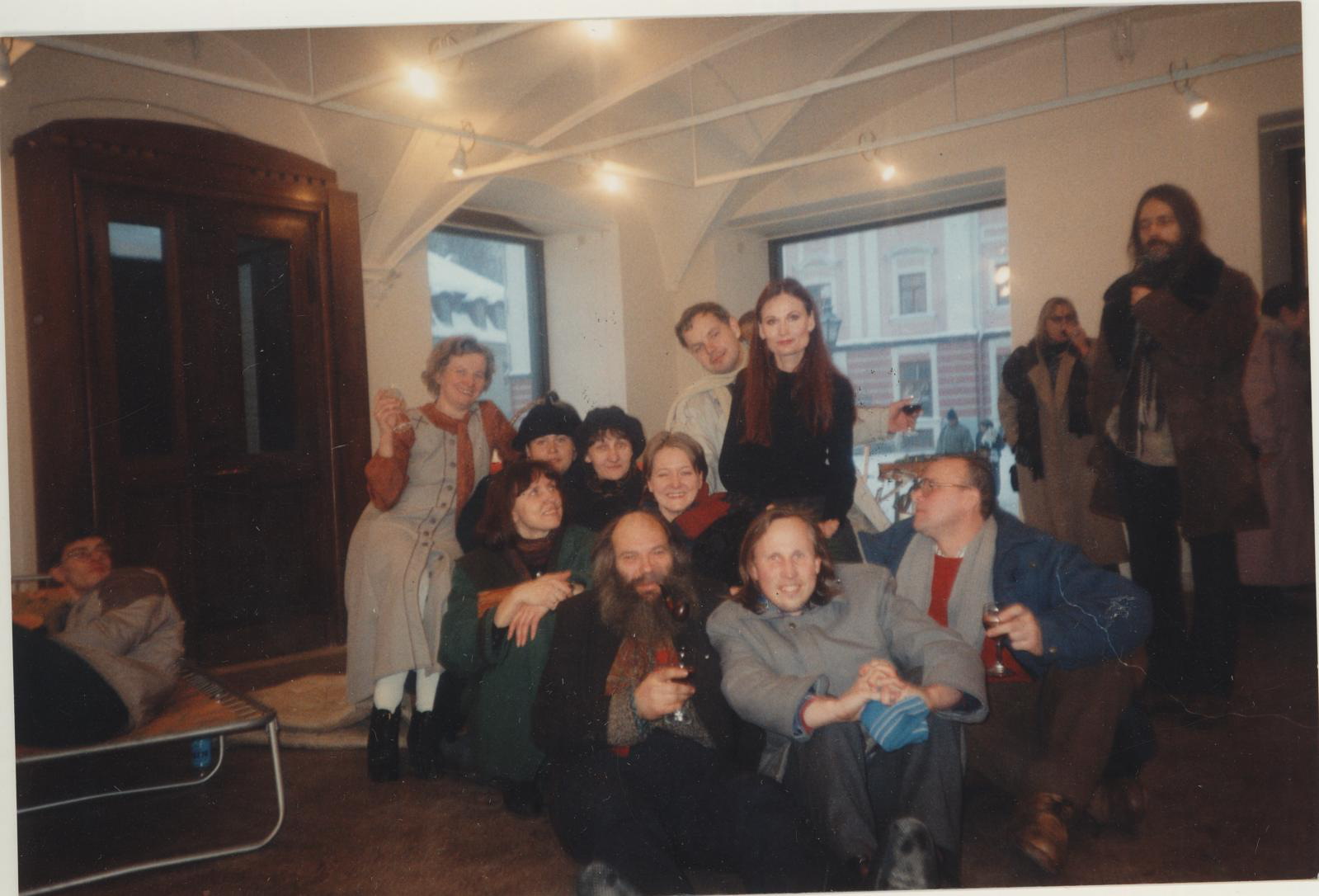 Krista (depicted) Border Hill, Muuseumi töötajad T. Tammetalu näitusel Rüütli galeriis 15.02.1996