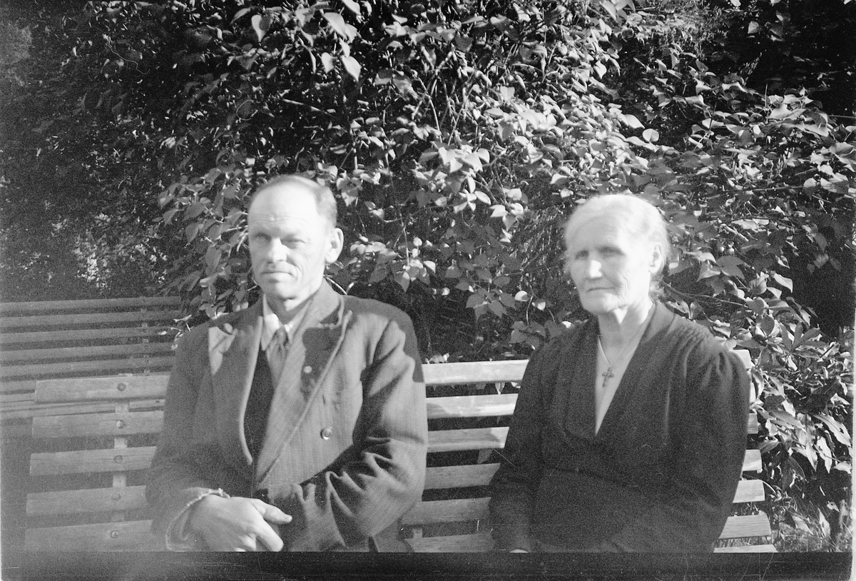 Håkon Prestkværn, Ukjent kvinne og mann på en benk. Fotokonvolutt mrk. "Reppe m.m."