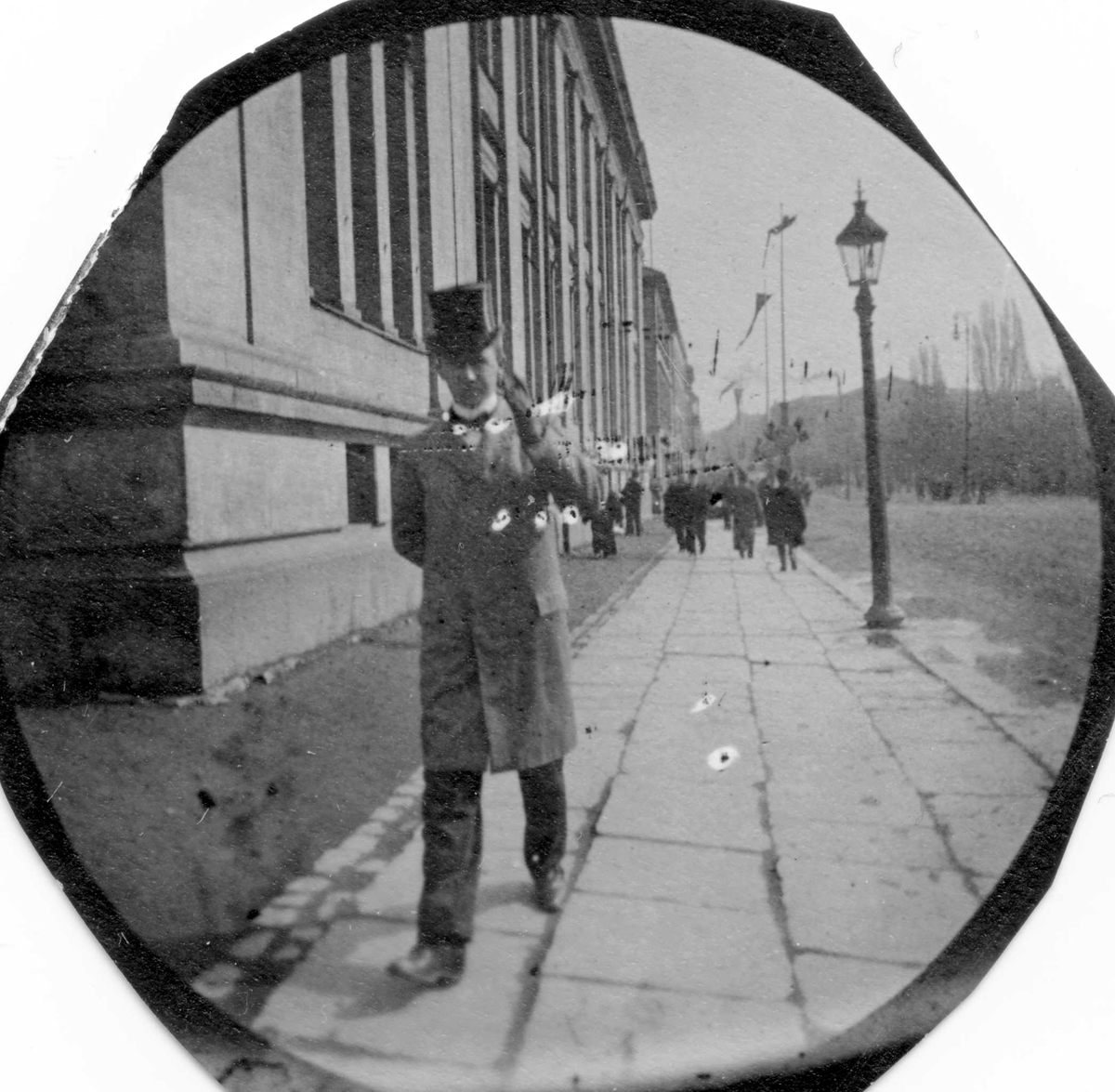 Fredrik Carl Mülertz Størmer, L´Orange spaserer langs Karl Johans gate og Universitet, Oslo.