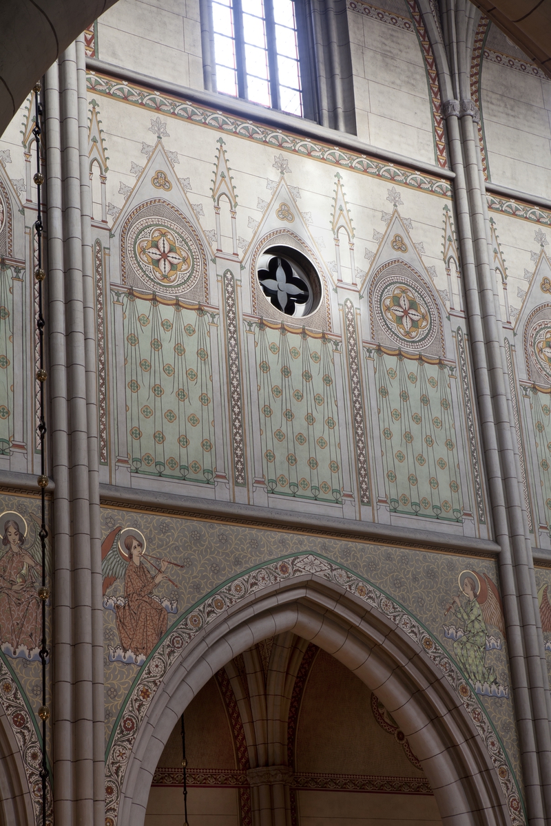 Olle Norling, Mittskeppet. Norra väggen med änglar och draperimålning, Uppsala domkyrka, Uppsala 2012
