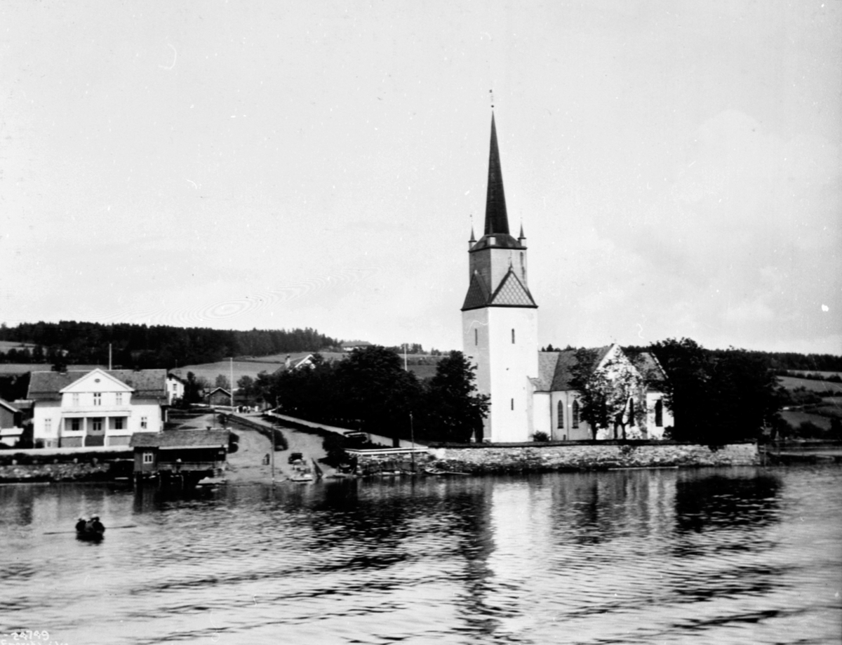 Anno Domkirkeodden, Tingnes, Nes kirke, brygge, Nes, Hedmark. Robåt på vannet.