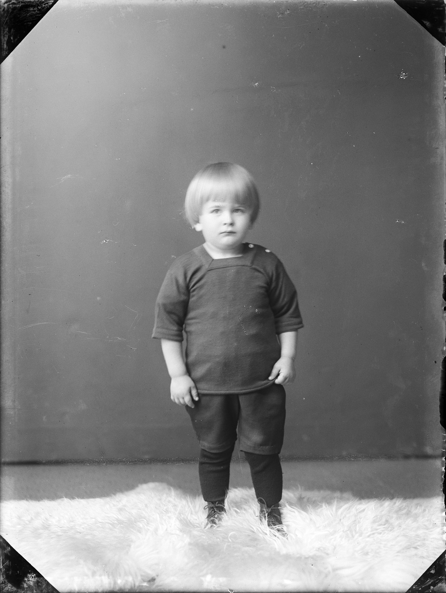 Skötsner-Edhlund, Ateljéporträtt - barn till Sonja Wilkesson från Östhammar, Uppland 1923
