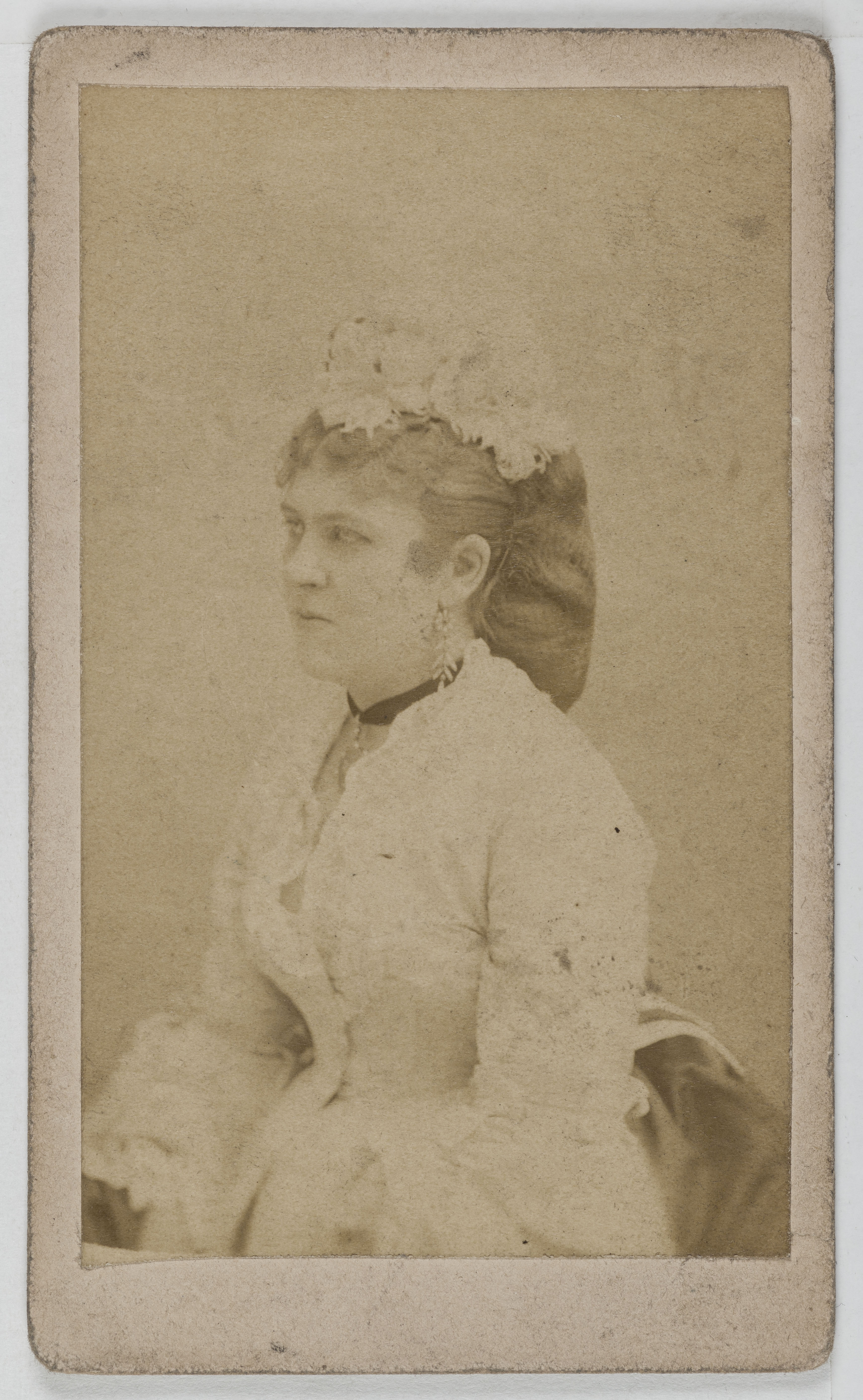Anonyme, Portrait de V. Paris, actrice en 1874.