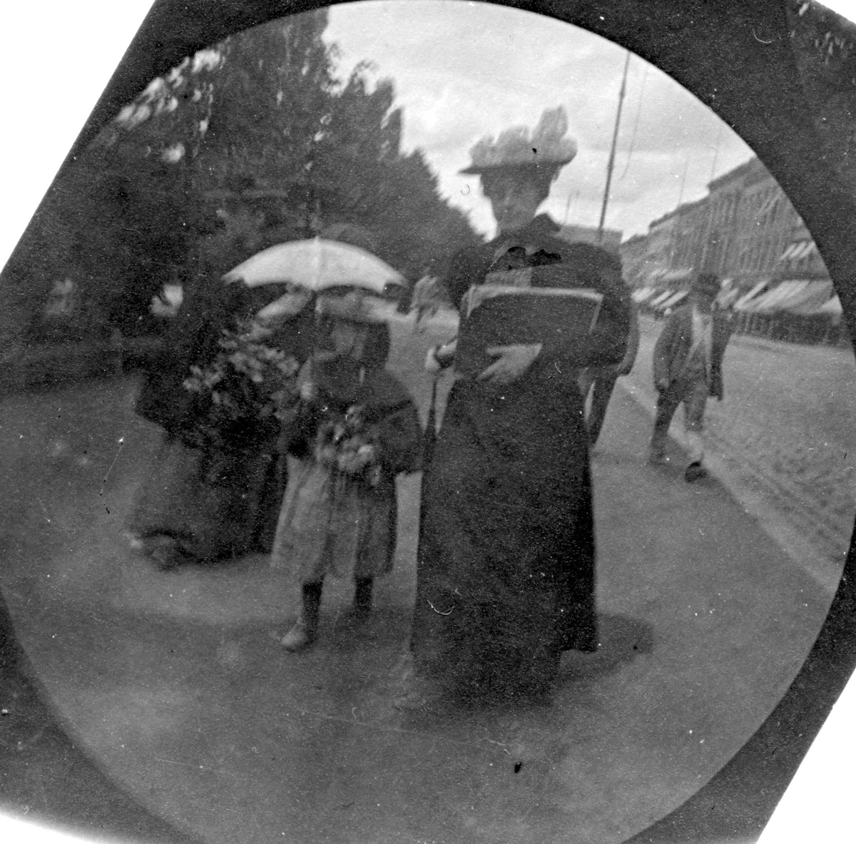Fredrik Carl Mülertz Størmer, Kvinner og barn krysser Rosenkrantz' gate, Oslo. Kiosk med klokke.