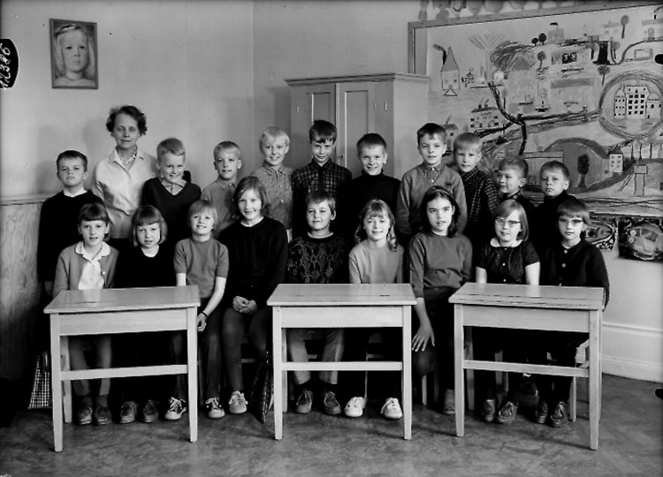 Sven Lindskog, Stureskolan, klassrumsinteriör, 19 skolbarn med lärarinna fröken Eva Risberg. Klass 3C, sal 4.
