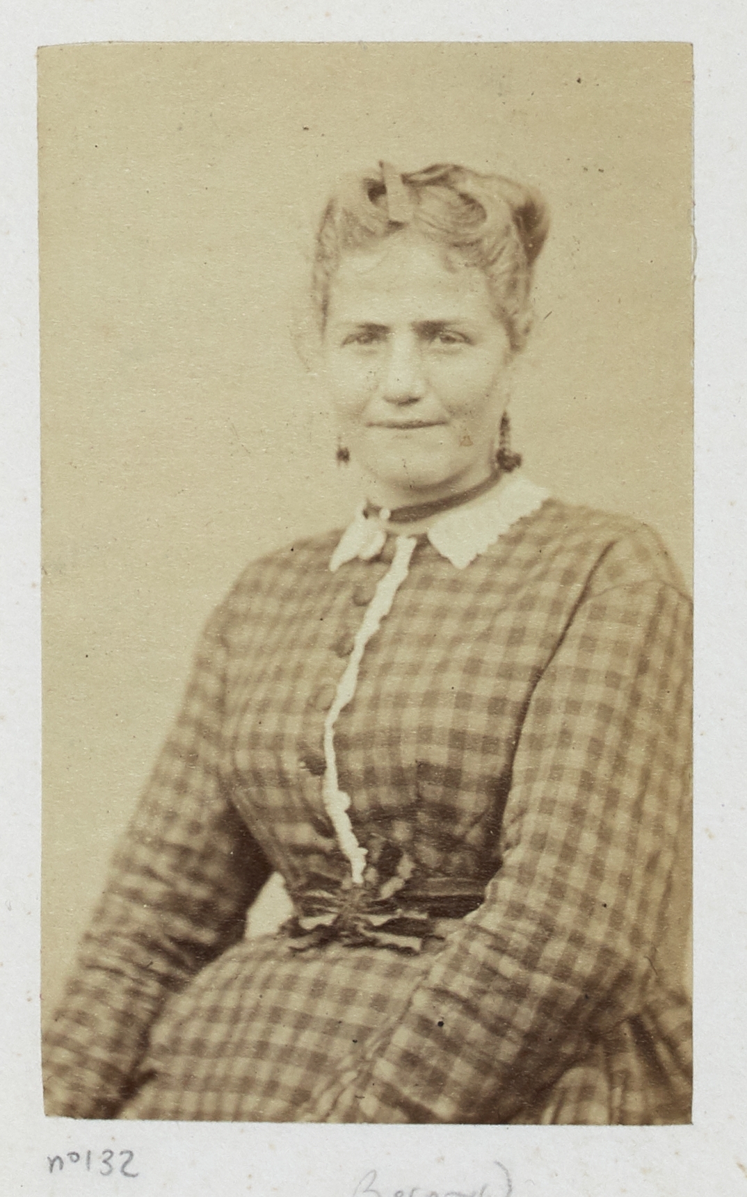Ernest Charles Appert, Portrait de Mimet Joséphine, épouse Bernard, pris à la prison des Chantiers à Versailles. Commune de Paris, 1871.