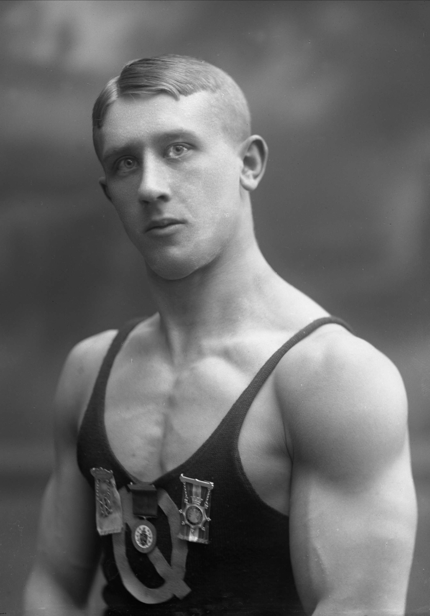 Gustav Borgen, Portrett, bryter, med drakt og medaljer. Herbrand Lofthus. Idrætsforeningen Ørnulf.