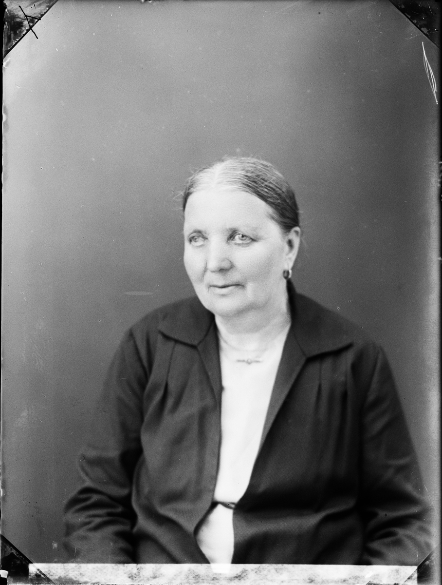 Skötsner-Edhlund, Charlotta Karlsson från Norrskedika, Börstil socken, Uppland 1932