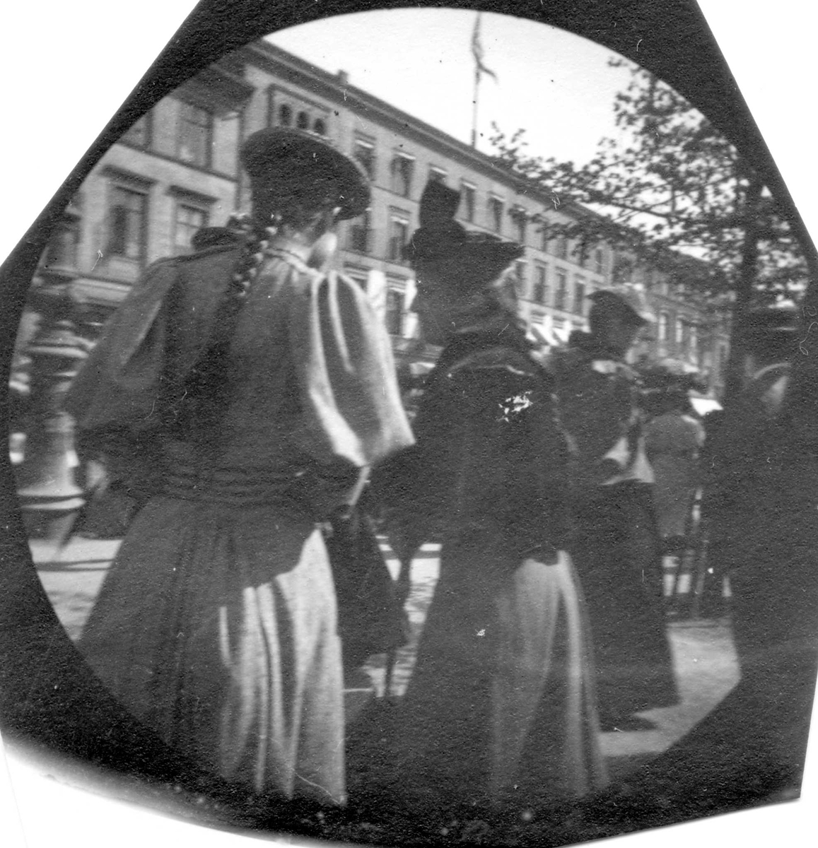 Fredrik Carl Mülertz Størmer, Frk. Kirsten Nissen og frk. Schmidt i bygate, Oslo.