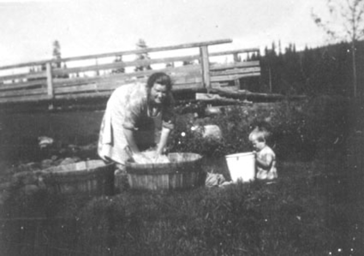 Anno Domkirkeodden, KLESVASK, MARIE LIEN VED VASKESTAMPEN, VASKEBRETT, DATTEREN GERDA LIEN, GAMMELSAGA,