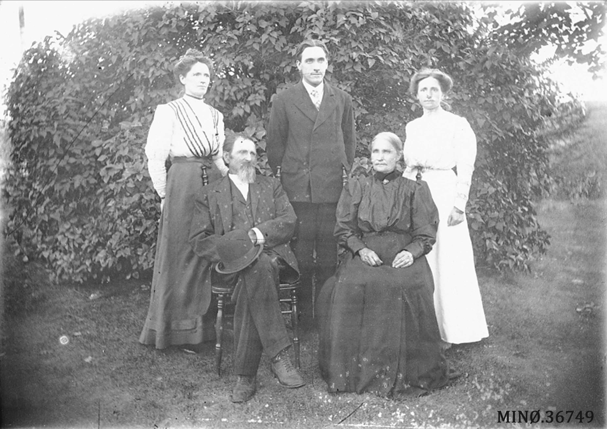Ellert Kleven, Familiebilde - familien Kleven. Josphine, Nels, Ellert, Ingeborg og Julia