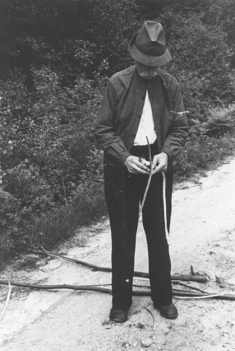 Anna Grostøl, Gunder Tarjeisen Torsland lager bastetau. Åseral 1943.