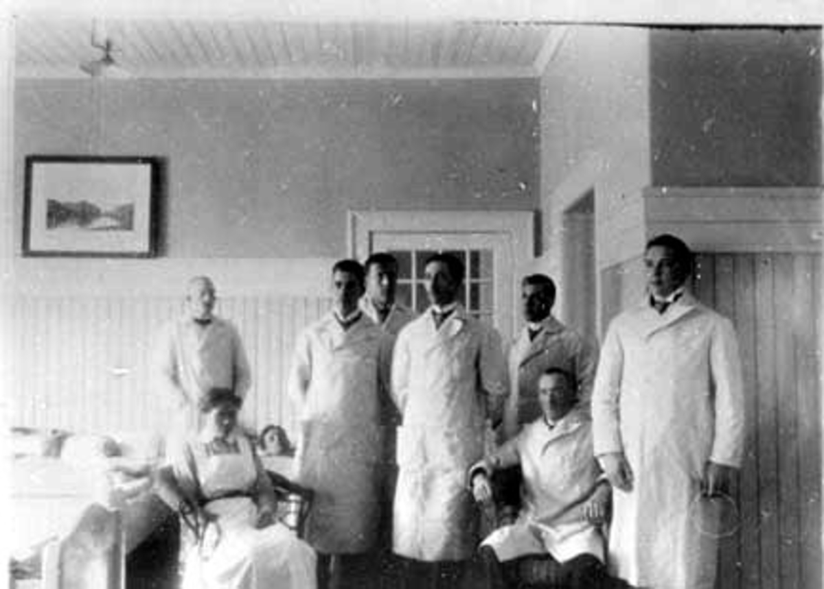Anno Domkirkeodden, INTERIØR: GAMLE 2. AVDELING, SANDERUD SYKEHUS, GRUPPE: 8, BETJENING, FRA VENSTRE: LINA ANDREASSEN, BAK NR. 3 : EINAR NÆSS, FRA HØYRE: KRISTIAN SOLBERG, NR. 2: BERNHARD BREDESEN, HJELLUM,