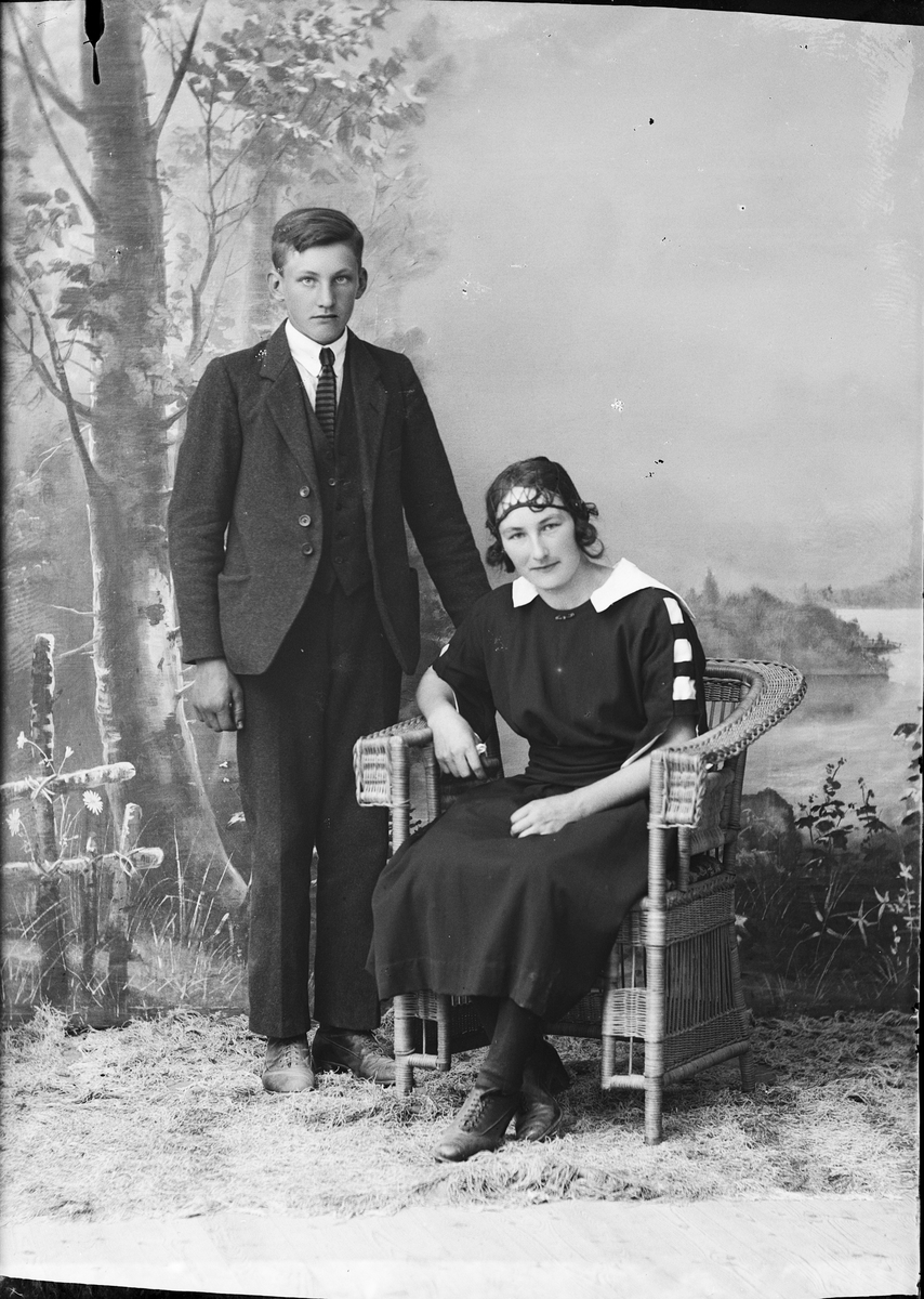 Skötsner-Edhlund, Ateljéporträtt - kvinna och Ingvar Ölund från Fors, Hökhuvud socken, Uppland 1923