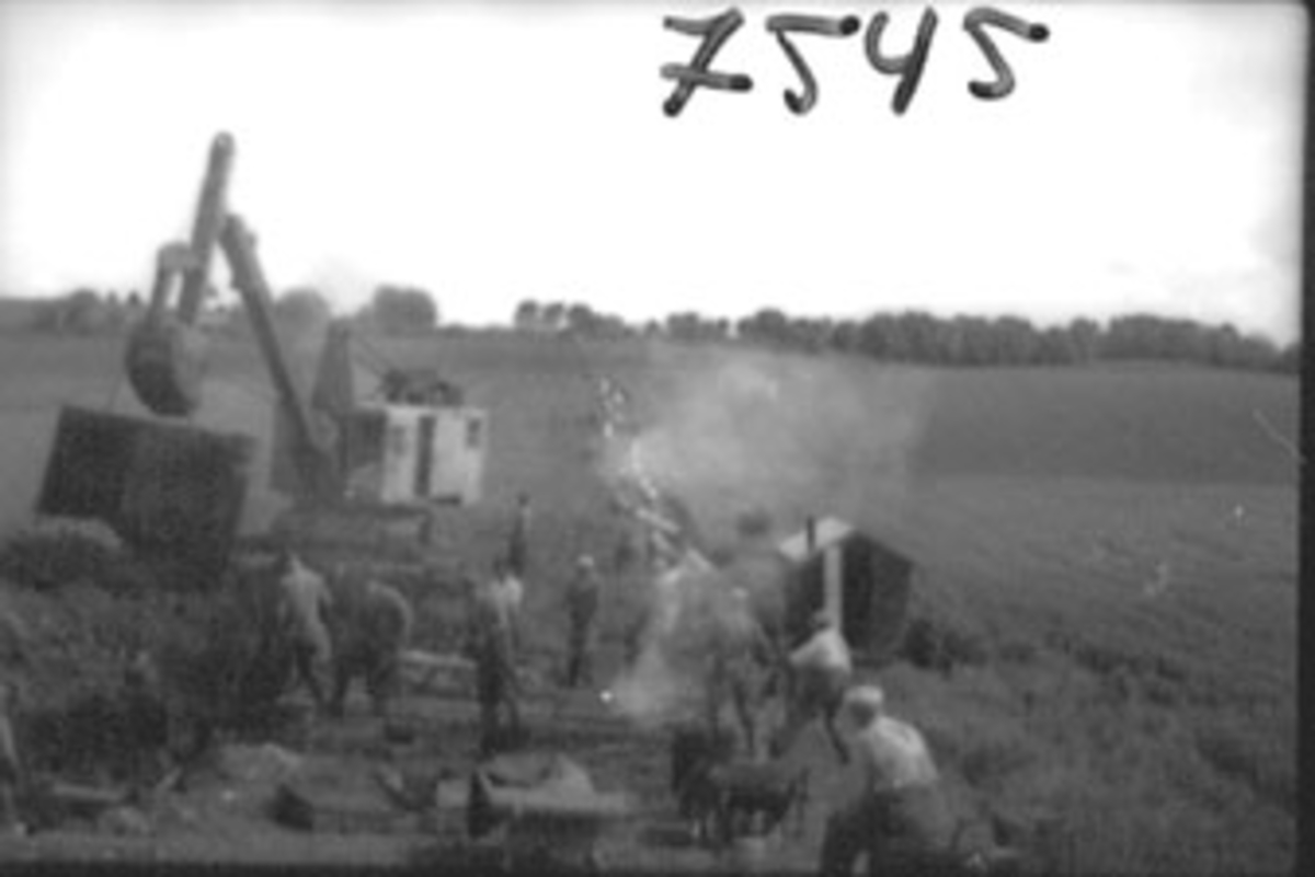 Anno Domkirkeodden, STANGE VANNVERK, LEGGING AV RØR, GRAVEMASKIN, F. V. H. SØRLI, O. SKJERBEK, S. SOLBAKKEN, H. JANSEN, JOHAN KASPERSEN, G. BERG.