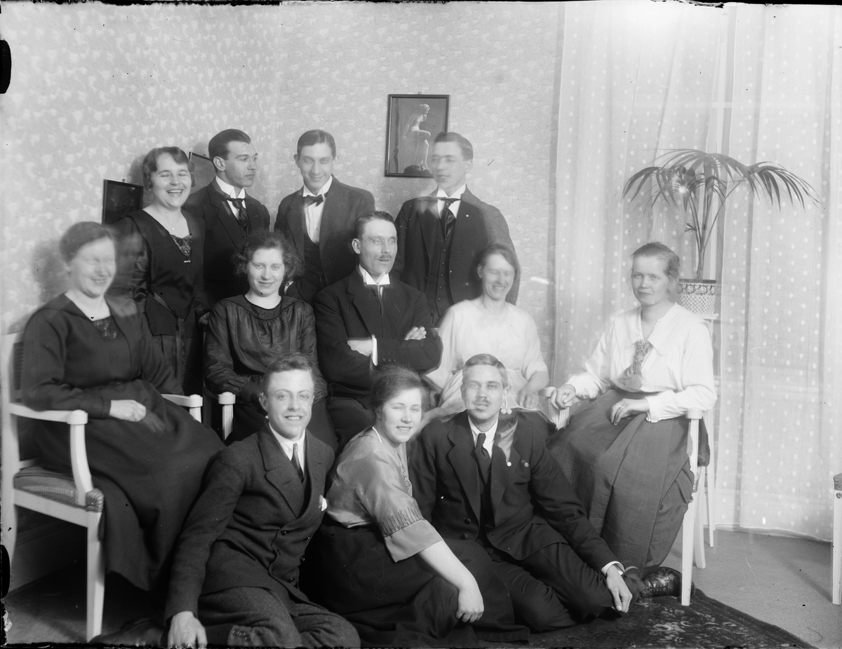 Skötsner-Edhlund, Josef Edhlund together with women and men, Östhammar, Uppland