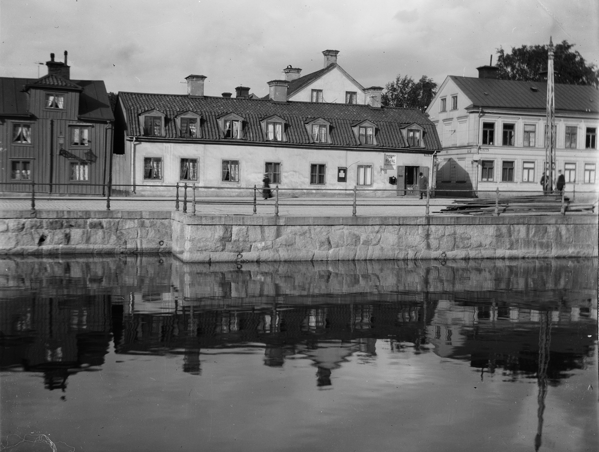 Josef Ärnström, Fyrisån och Östra Ågatan med kvarteret Örnen till höger och kvarteret Gudrun till vänster, stadsdelen Kungsängen, Uppsala
