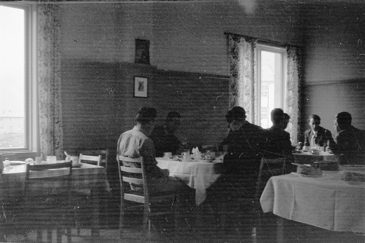 Håkon Prestkværn, Gruppe mennesker drikker kaffe ved et bord.