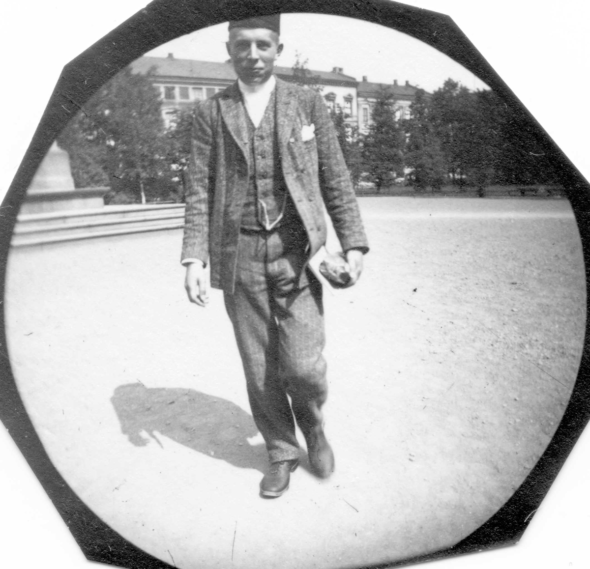Fredrik Carl Mülertz Størmer, Hartvig Nissen spaserer i park. Bygårder i bakgrunnen.