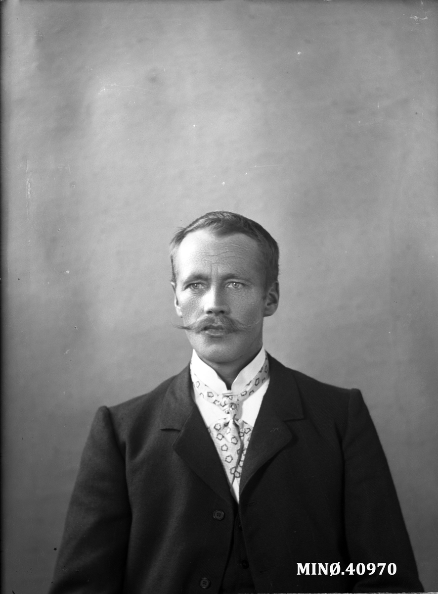 Oscar Holte, Portrett av mann - Peder Moen